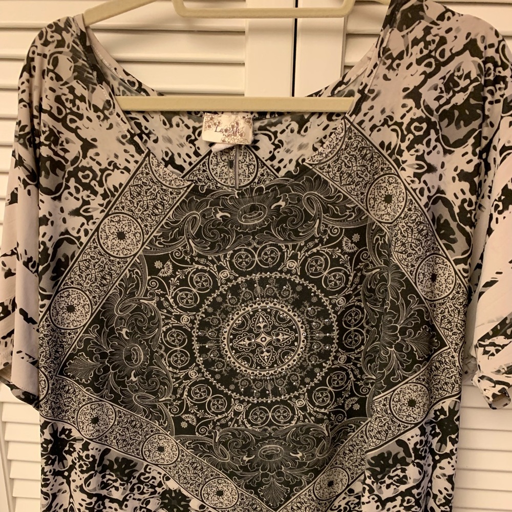 Black and white XL top